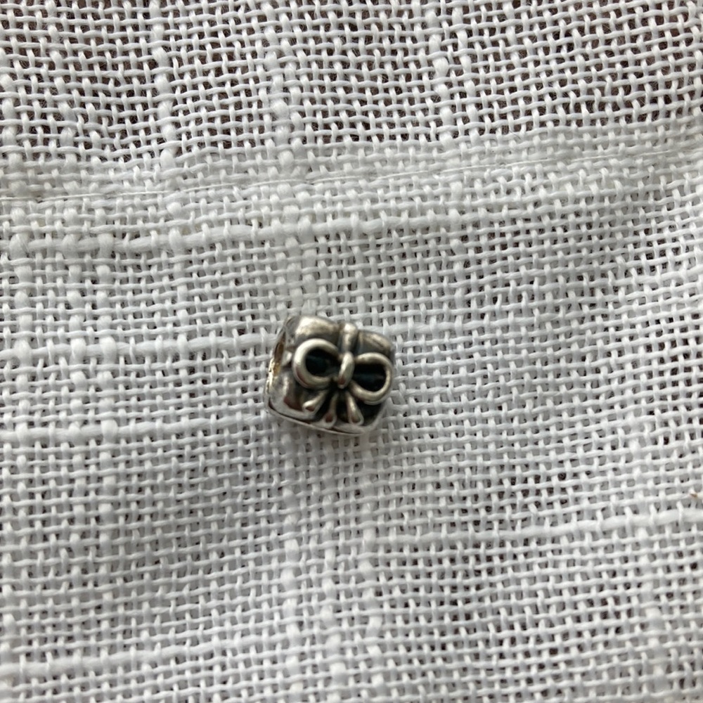 Pandora Present Charm